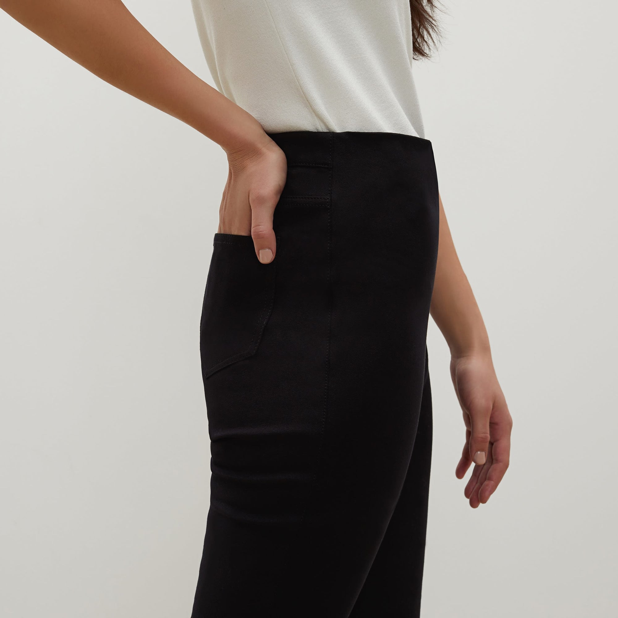 Detail image of a woman standing wearing the Hockley pant easy cotton in Black | Exclude