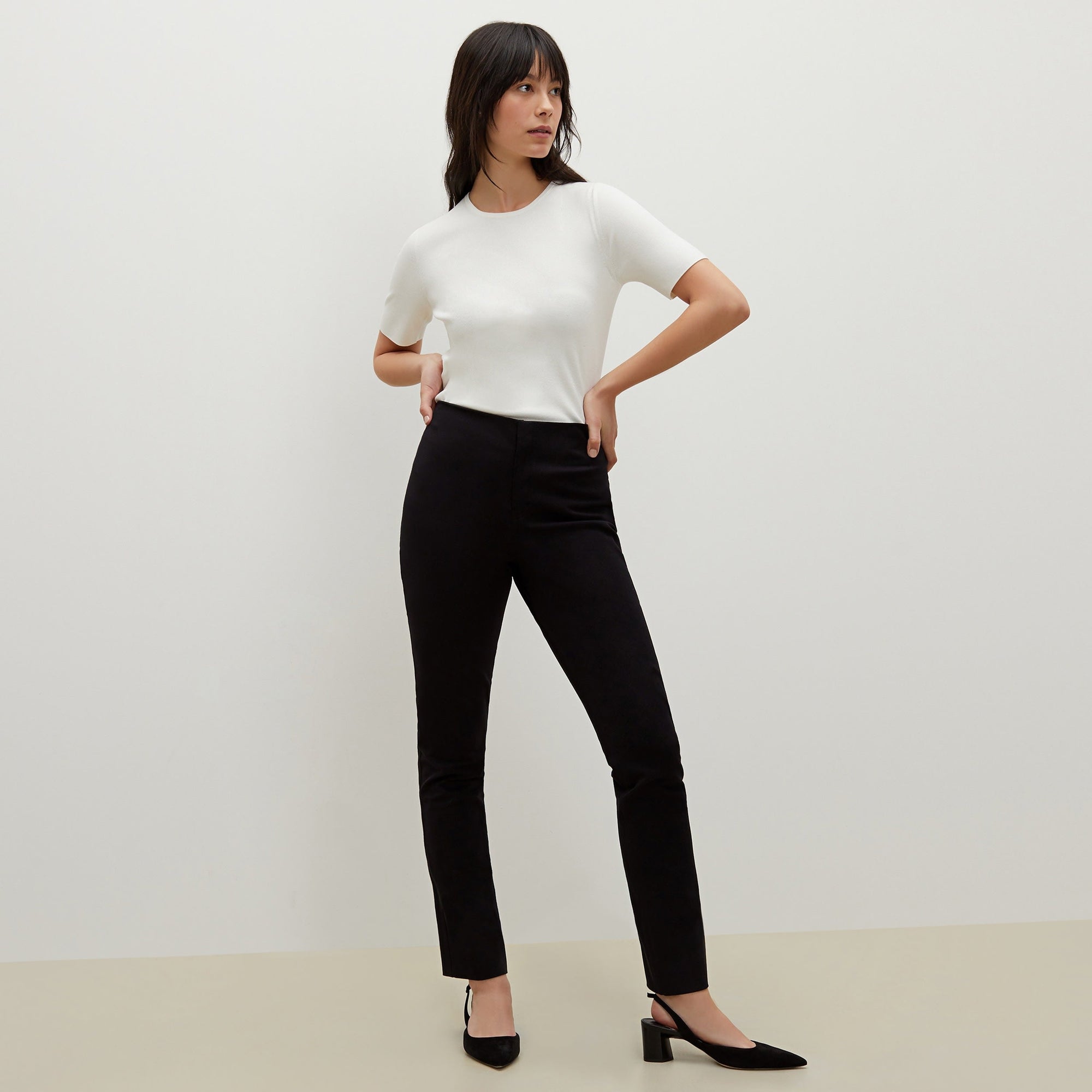 Front image of a woman standing wearing the Hockley pant easy cotton in Black | Exclude