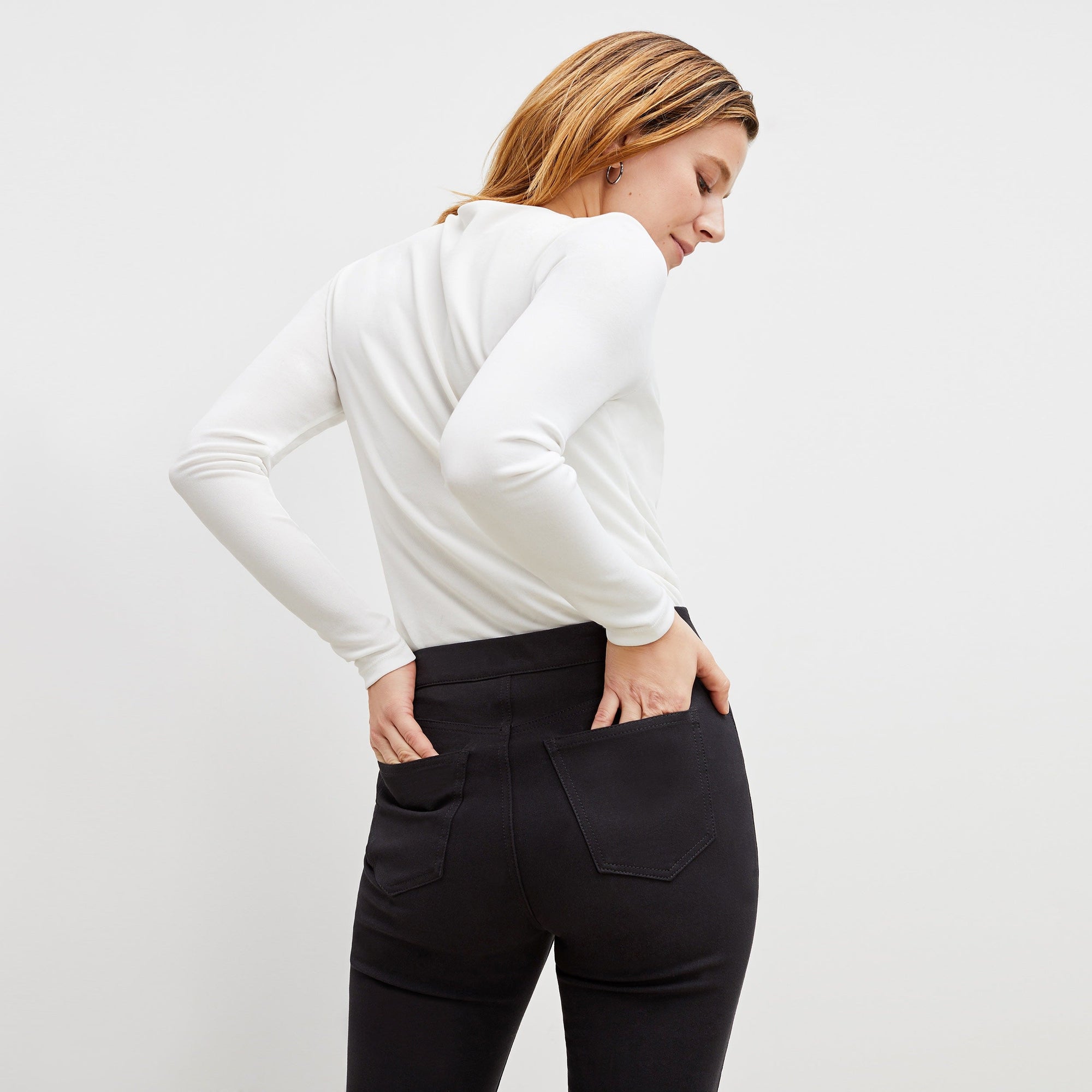 Detail back image of a woman standing wearing the Hockley pant easy cotton in Black