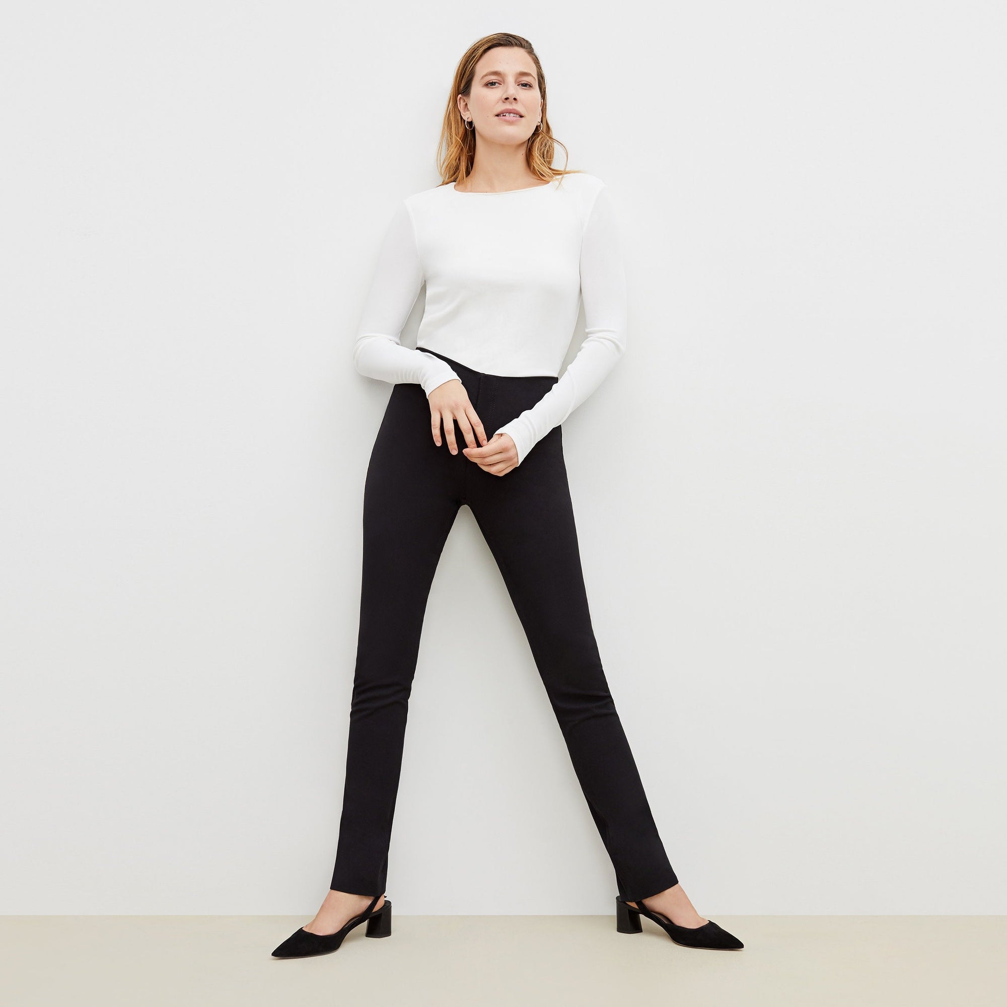 Front image of a woman standing wearing the Hockley pant easy cotton in Black | Exclude