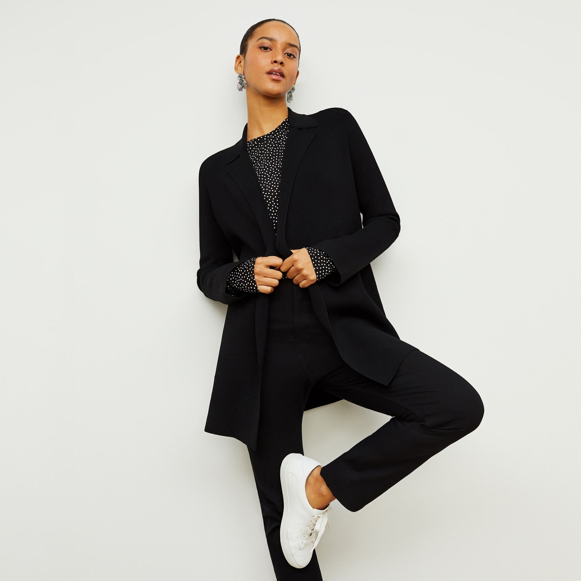 Front image of a woman standing wearing the Hockley pant easy cotton in Black | Exclude