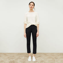 Front image of a woman standing wearing the Hockley pant easy cotton in Black