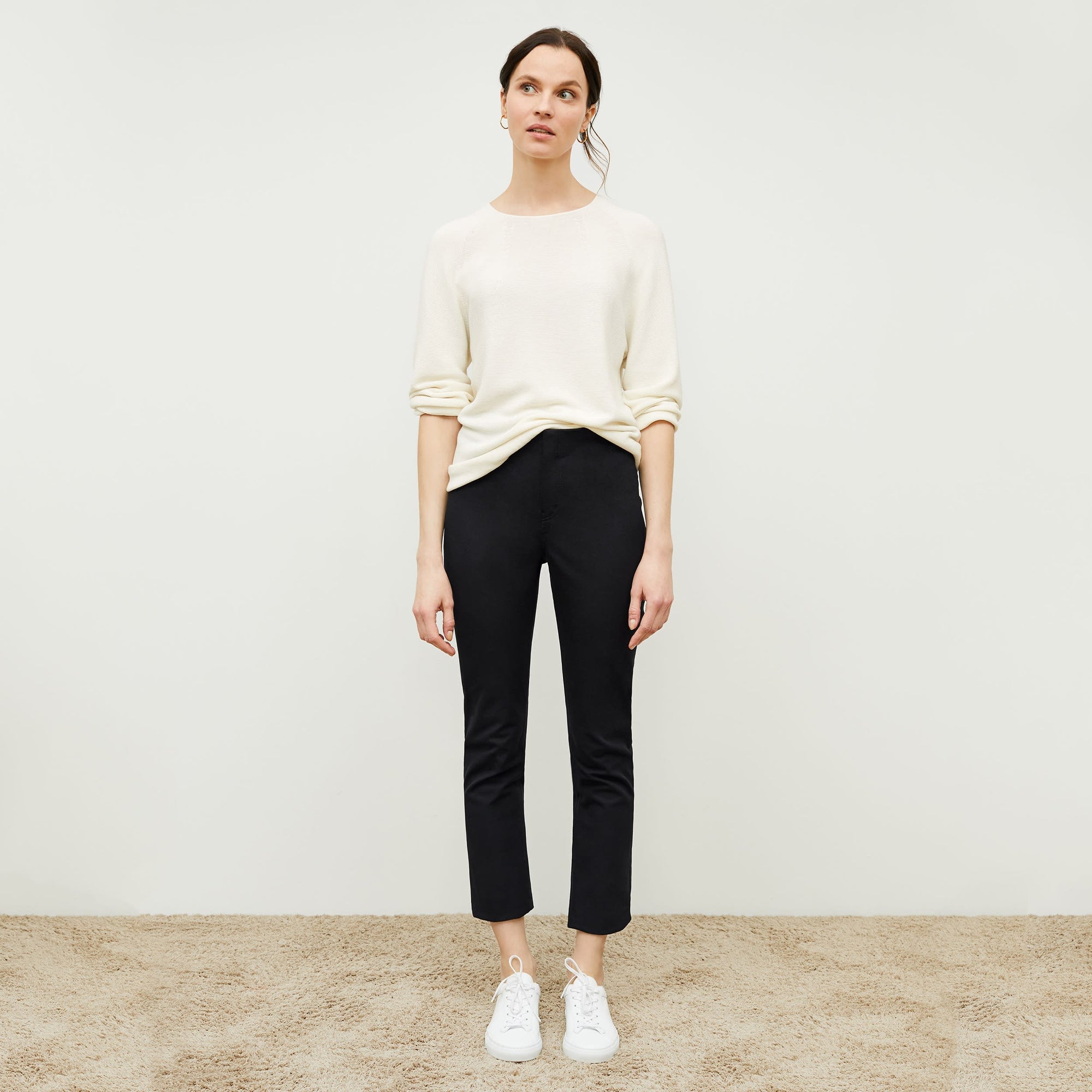 Front image of a woman standing wearing the Hockley pant easy cotton in Black