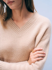 Cashmere Featherweight V Neck | Muted Camel
