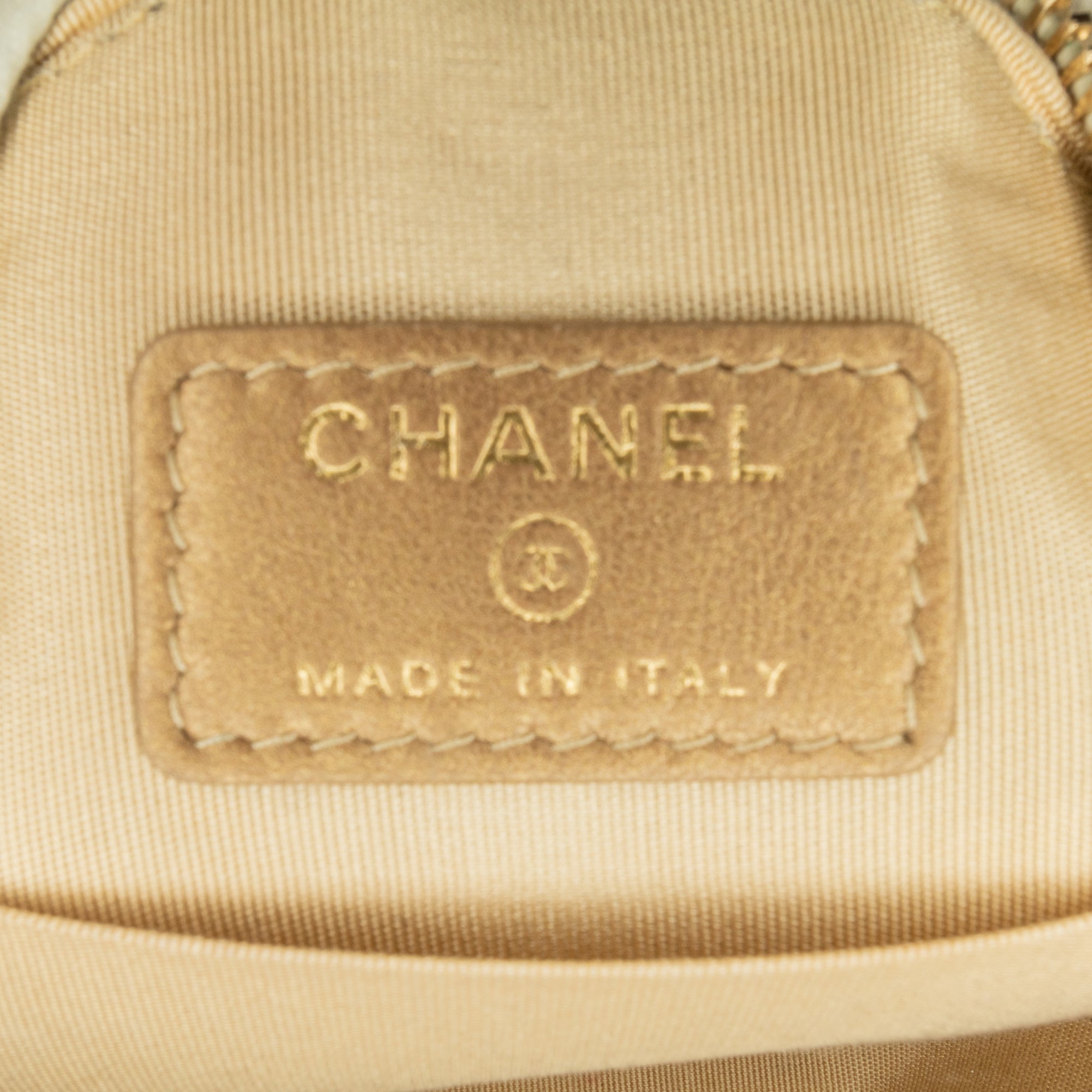 Chanel | Pre-Owned Quilted Lambskin Pearl Crush Round Clutch with Chain | White