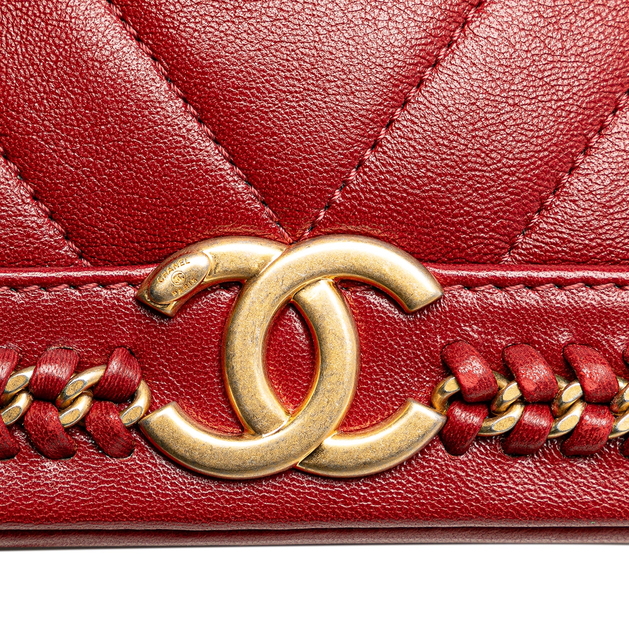 Chanel | Pre-Owned Paris Cosmopolite Medium Chevron Lambskin Bucket Bag | Red
