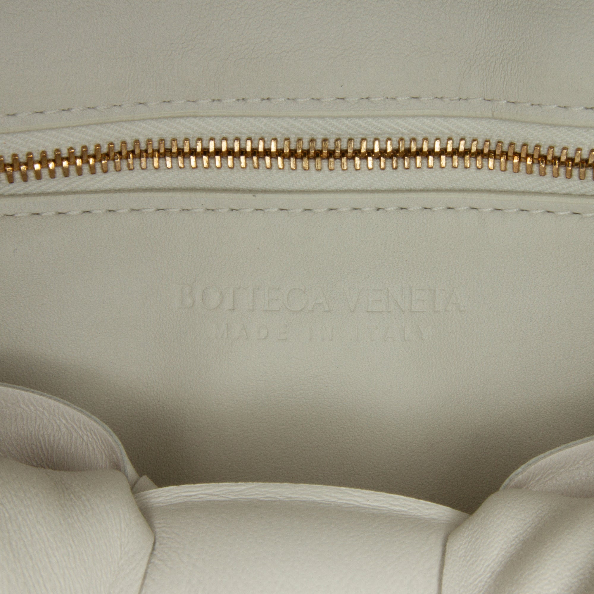 Bottega Veneta | Pre-Owned Nappa Intrecciato Padded Chain Cassette Satchel | White/Off White