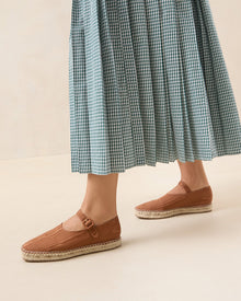 Color: Nutmeg