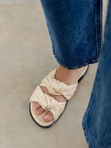 Dear Frances | Tye Slide | Lait