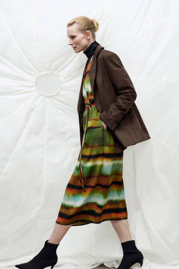 Front image of a woman wearing the Tyner jacket in stretch chino in date | Exclude