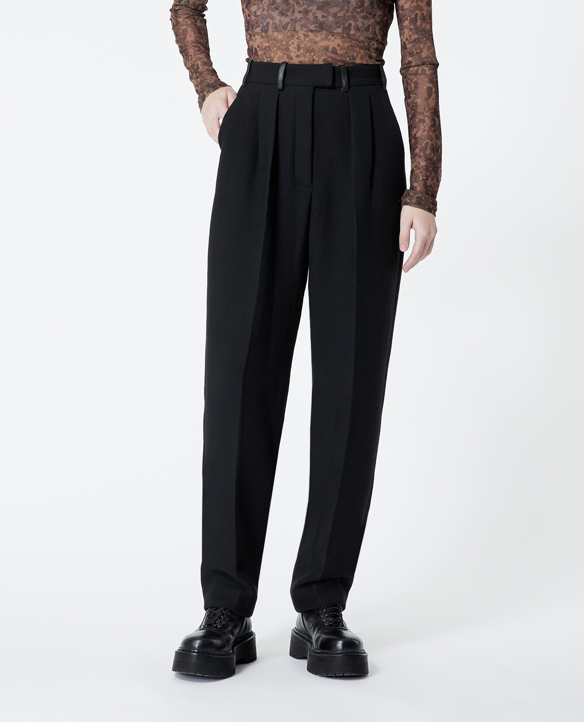 Roomy Pants In Cotton With Darts | Women | Black