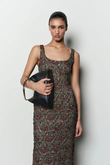 Sleeveless midi dress with gold and red jacquard pattern on olive background, scoop neckline, fitted silhouette.