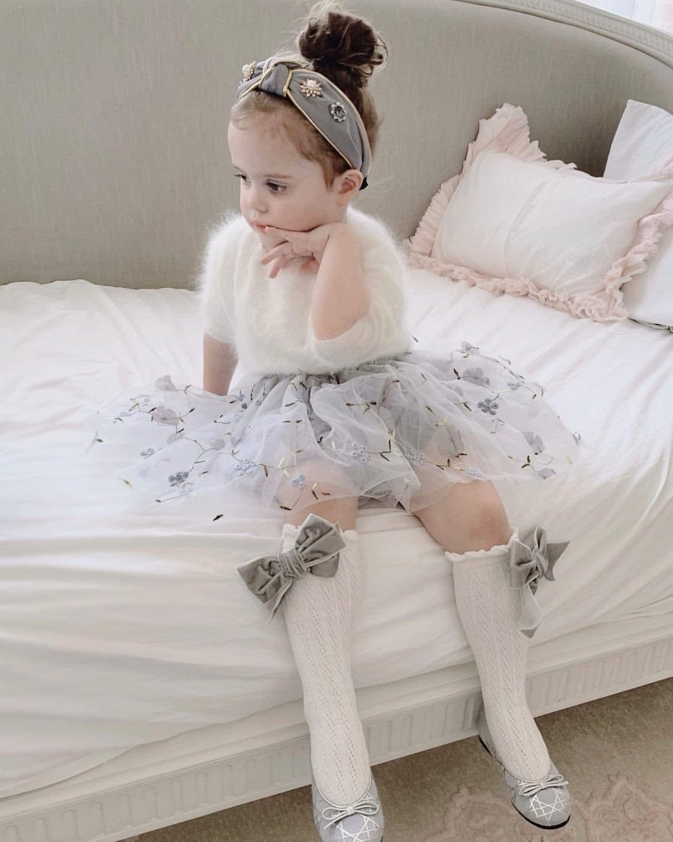 Girl | Knee High Socks Grey Bow | White x Gray