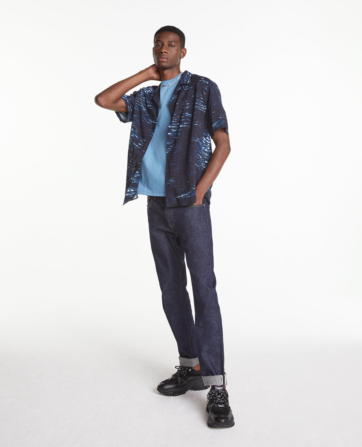 Buttoned Hawaiian-Collar Shirt With Motif | Men | Black x Eletric Blue