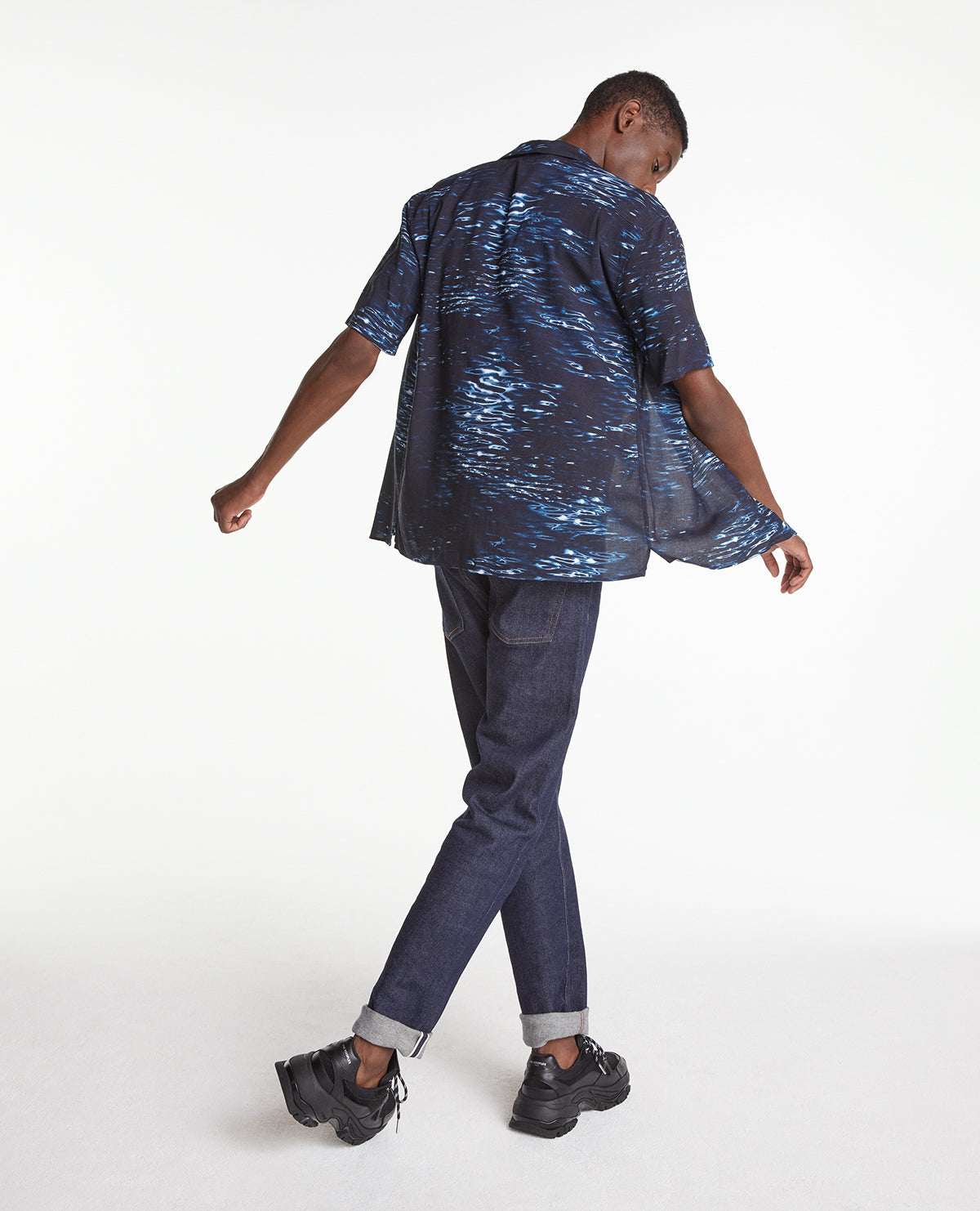 Buttoned Hawaiian-Collar Shirt With Motif | Men | Black x Eletric Blue