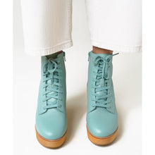 Lindy Clog Boot | Comet