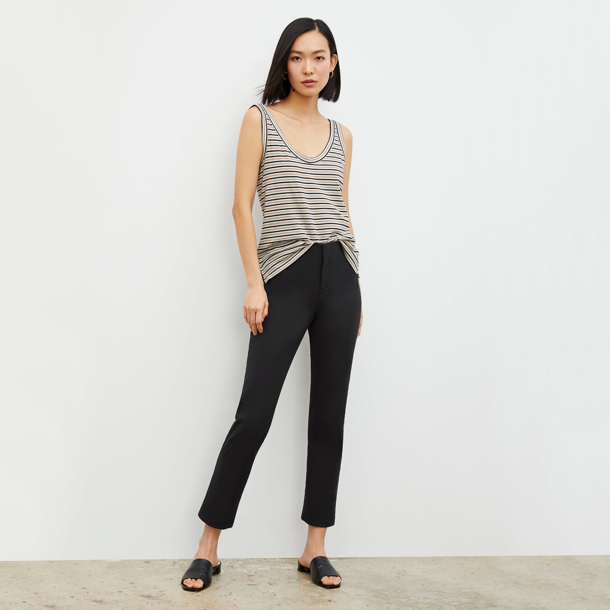 Front image of a woman standing wearing the Hockley pant easy cotton in Black | Exclude