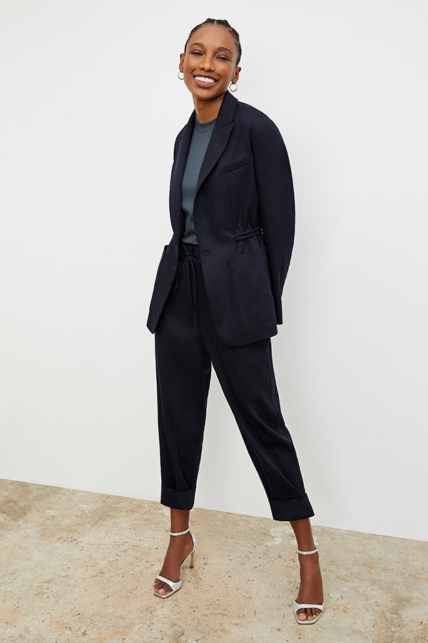 Side image of a woman wearing the Hyo Jacket - Everyday Twill in Night | Exclude