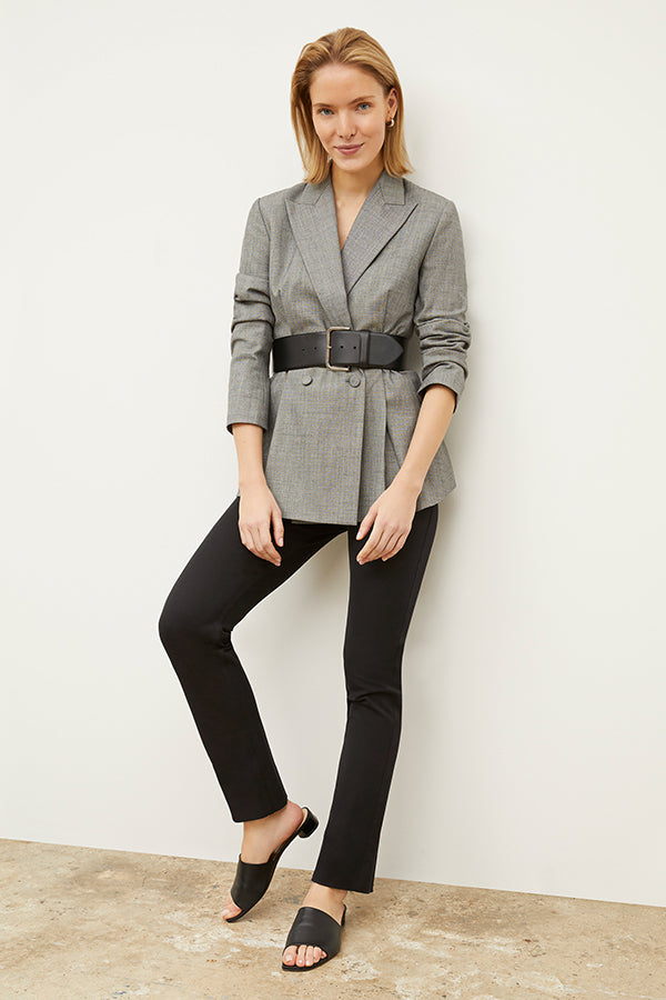 Front image of a woman standing wearing the Hockley pant easy cotton in Black | Exclude