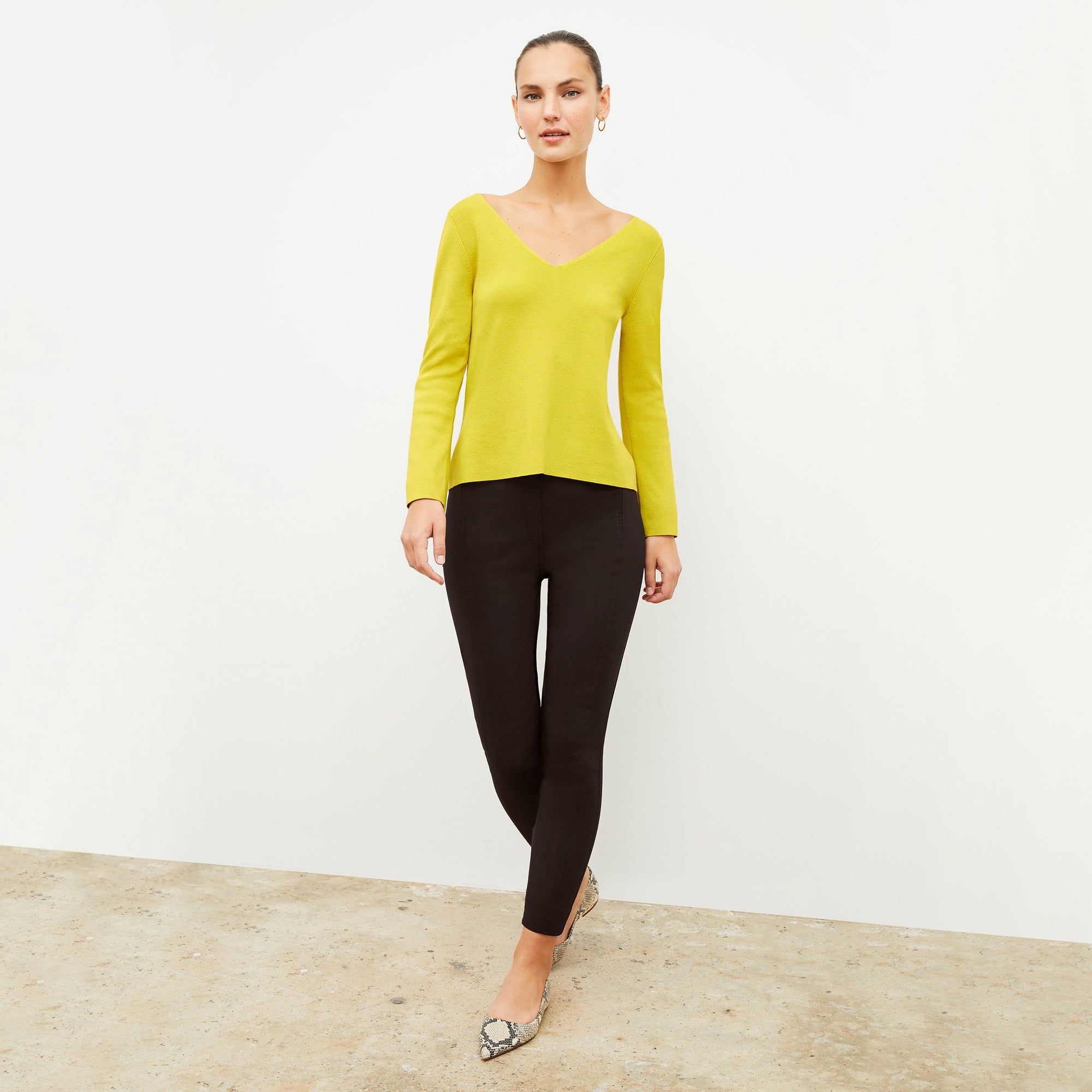 Front image of a woman wearing the Sammataro Jean in Black | Exclude