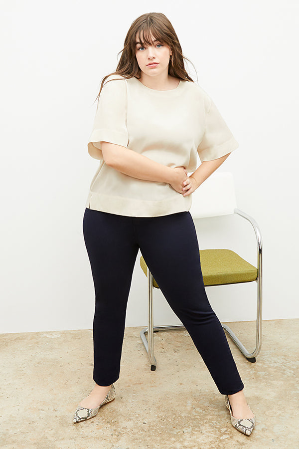 Front image of a woman standing wearing the Hockley pant easy cotton in Black | Exclude