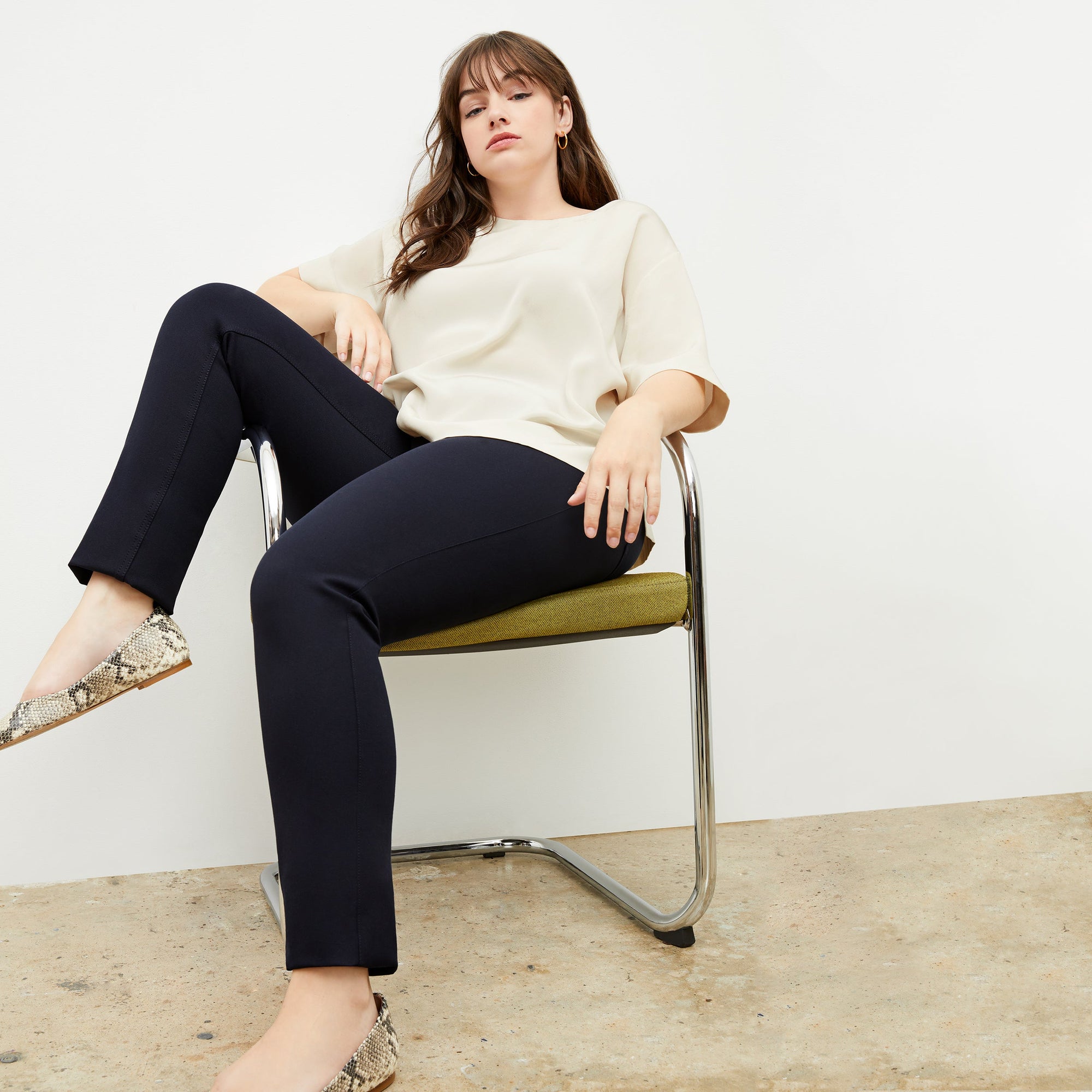 Front image of a woman sitting wearing the Hockley pant easy cotton in Black | Exclude