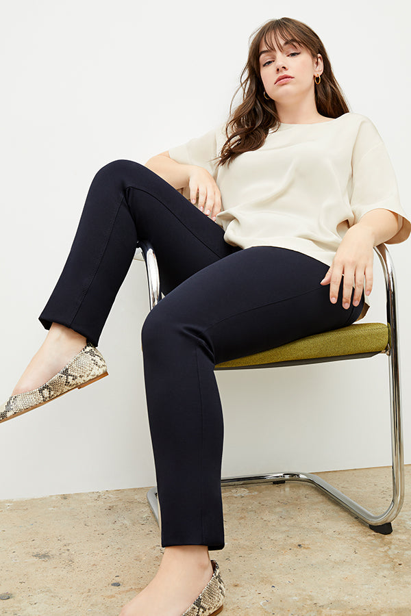 Front image of a woman standing wearing the Hockley pant easy cotton in Black | Exclude