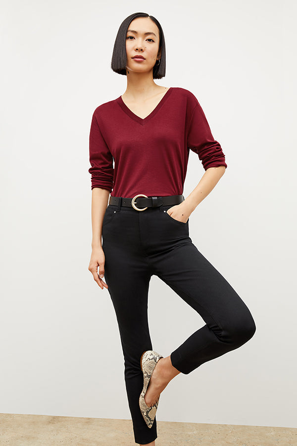 Front image of a woman wearing the Sammataro Jean in Black | Exclude