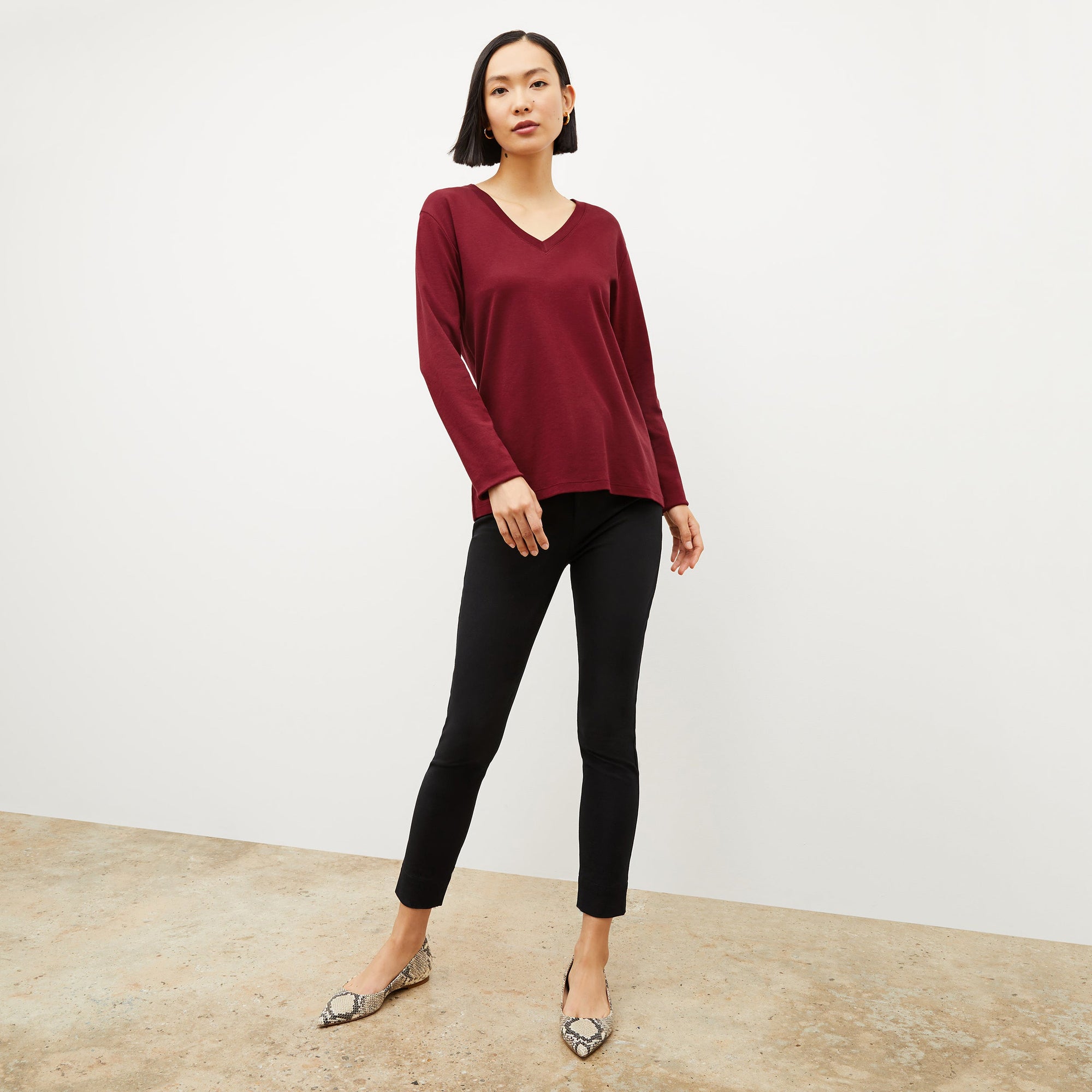 Front image of a woman wearing the Sammataro Jean in Black | Exclude