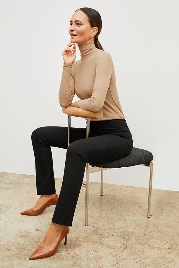 Front image of a woman standing wearing the Hockley pant easy cotton in Black | Exclude