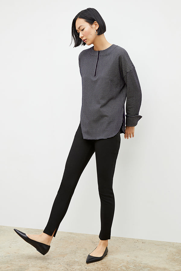 Side image of a woman wearing the skinny foster in black | Exclude