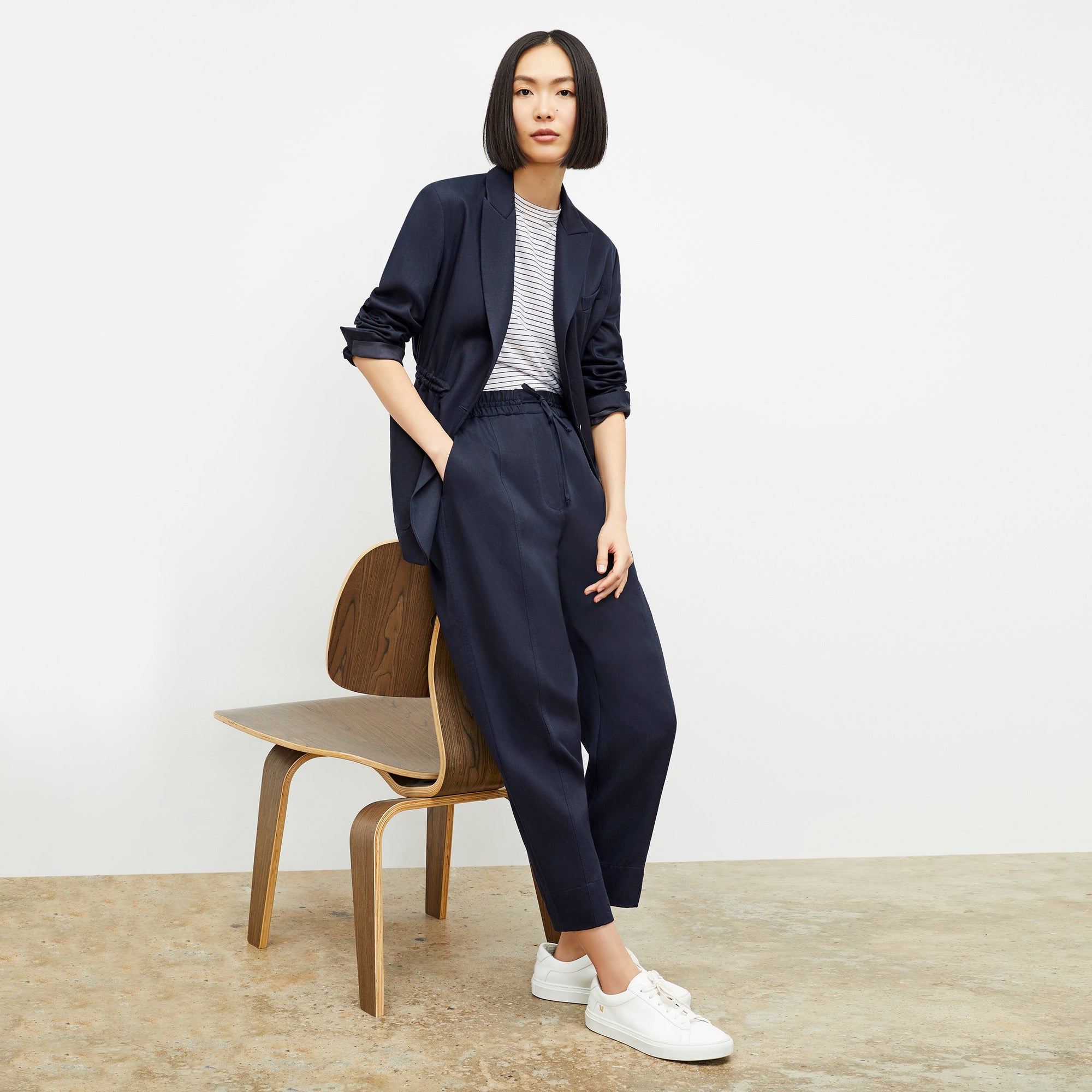 Front image of a woman wearing the Hyo Jacket - Everyday Twill in Night | Exclude