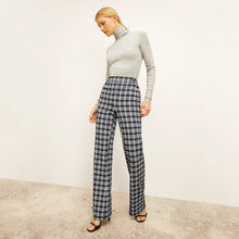 Front image of a woman wearing the Horton | Lead