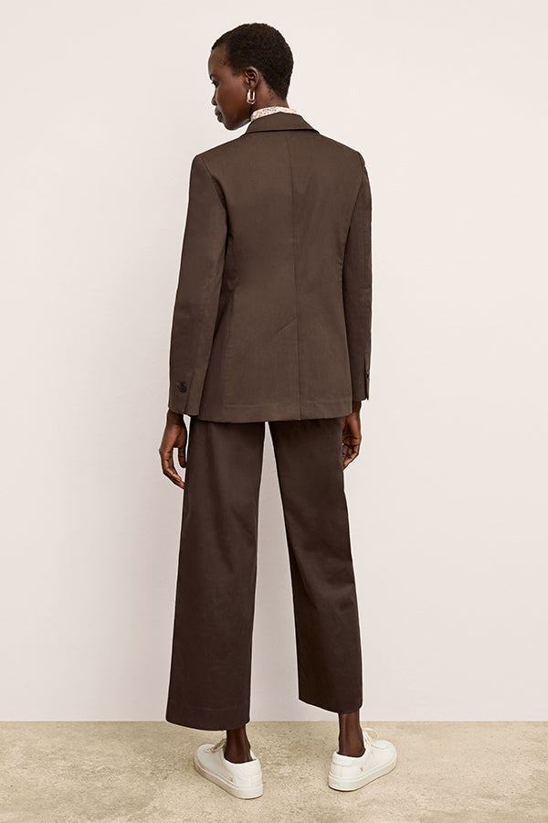 Back image of a woman wearing the Tyner jacket in stretch chino in date | Exclude