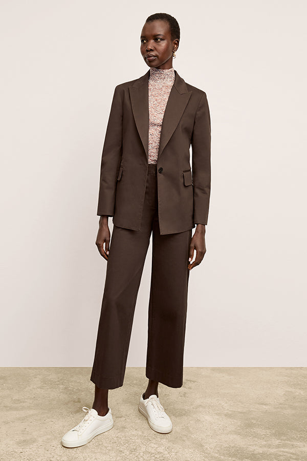 Front image of a woman wearing the Tyner jacket in stretch chino in date | Exclude | Grid
