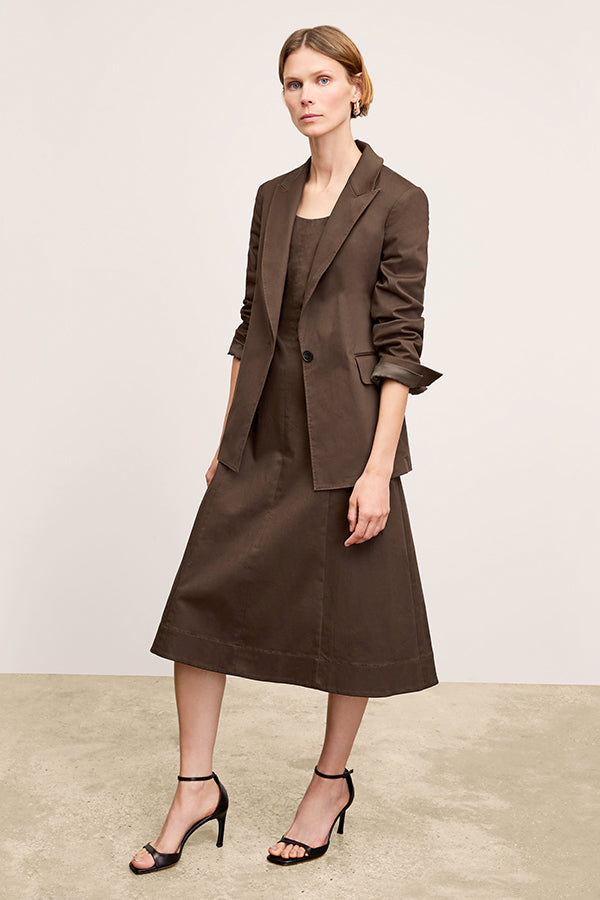 Front image of a woman wearing the Tyner jacket in stretch chino in date | Exclude