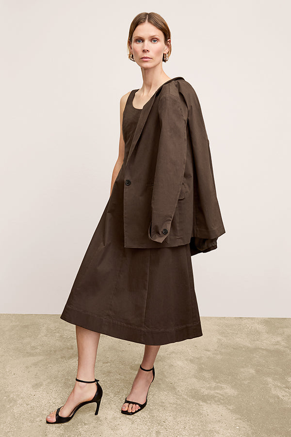 Front image of a woman wearing the Tyner jacket in stretch chino in date | Exclude