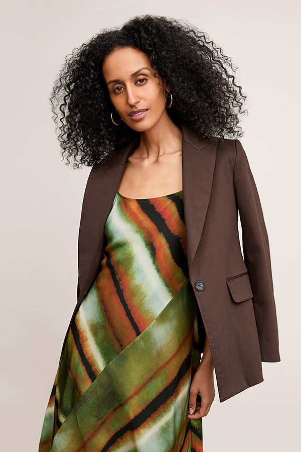 Front image of a woman wearing the Tyner jacket in stretch chino in date | Exclude