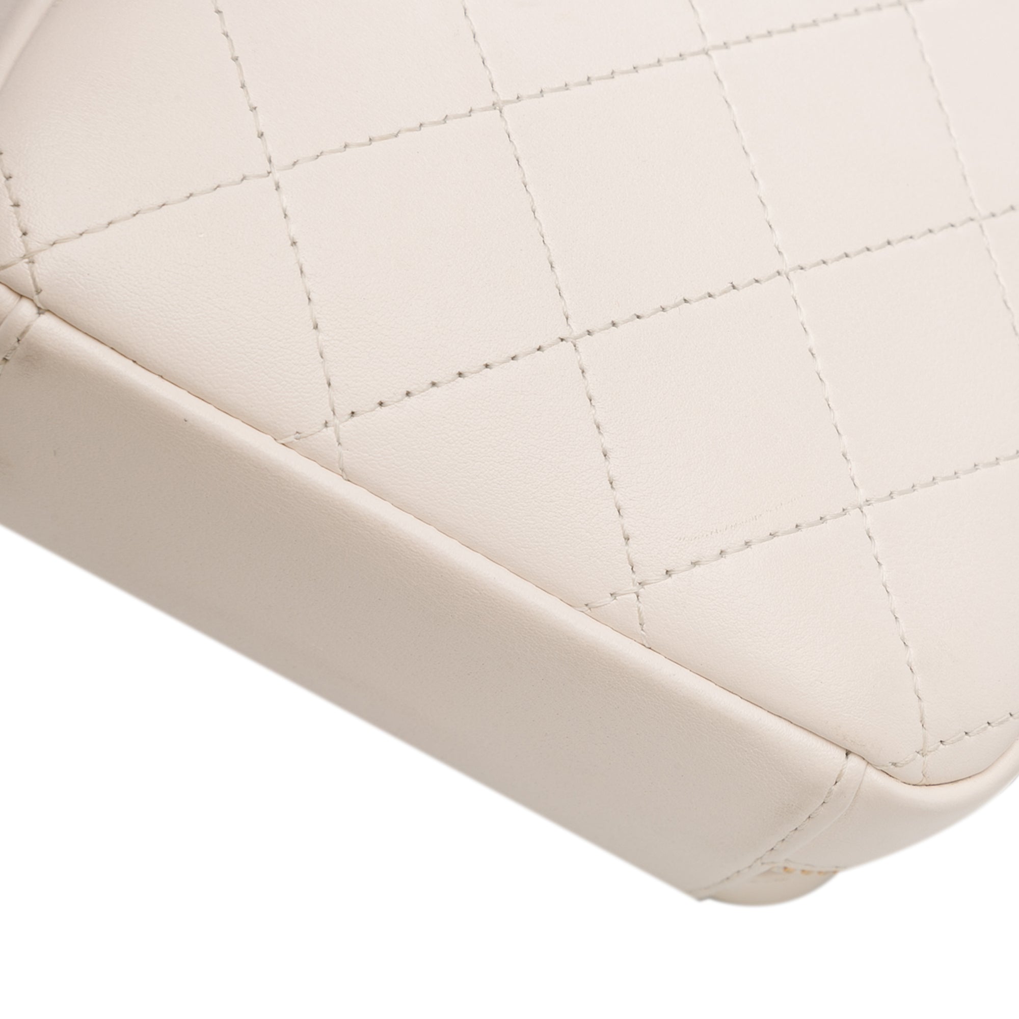 Chanel | Pre-Owned CC Lambskin Round Handle Camera Case | White