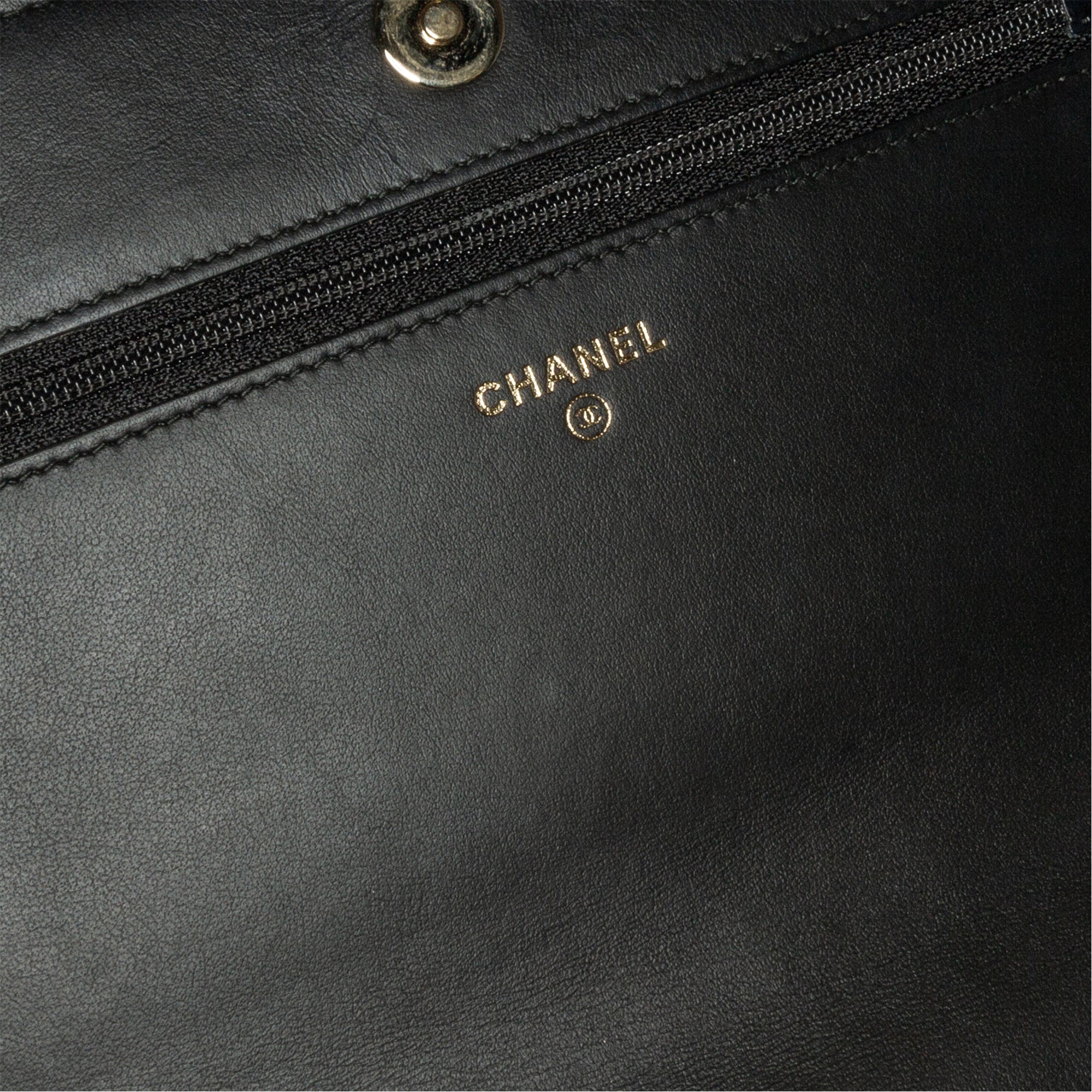 Chanel | Pre-Owned Quilted Crackled Patent Pearl Strap Wallet On Chain | Black