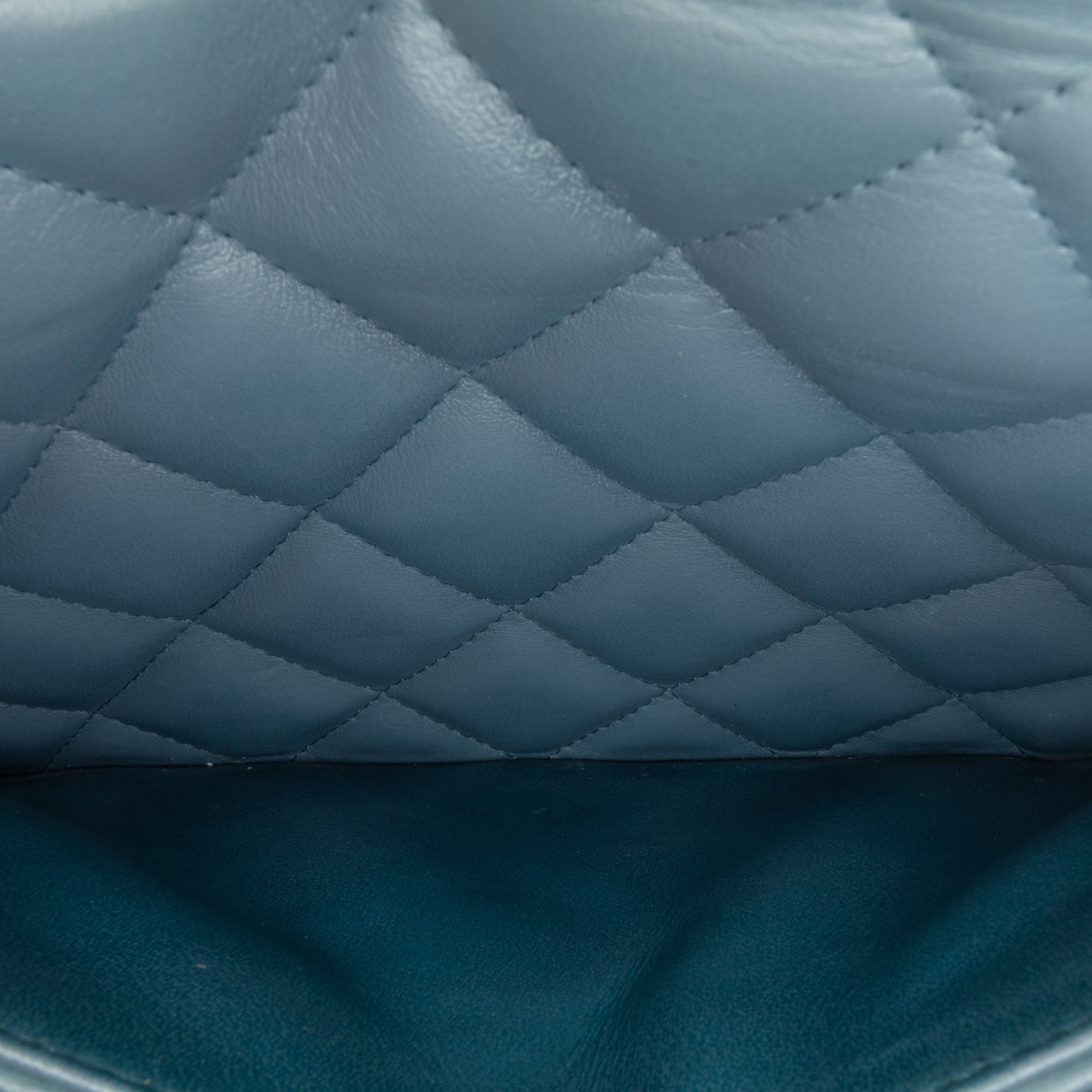 Chanel | Pre-Owned Jumbo Classic Lambskin Double Flap - I | Blue/Dark Blue