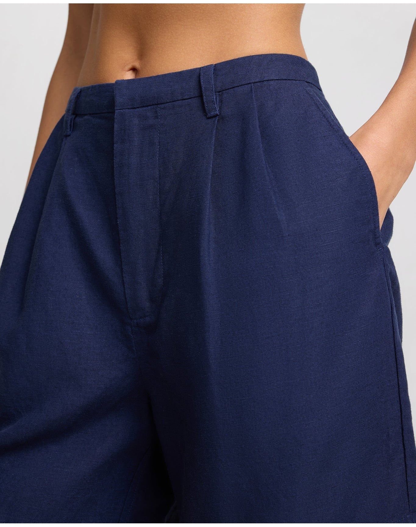 Women | Air Linen Pleated Bermuda Short | Noir Navy