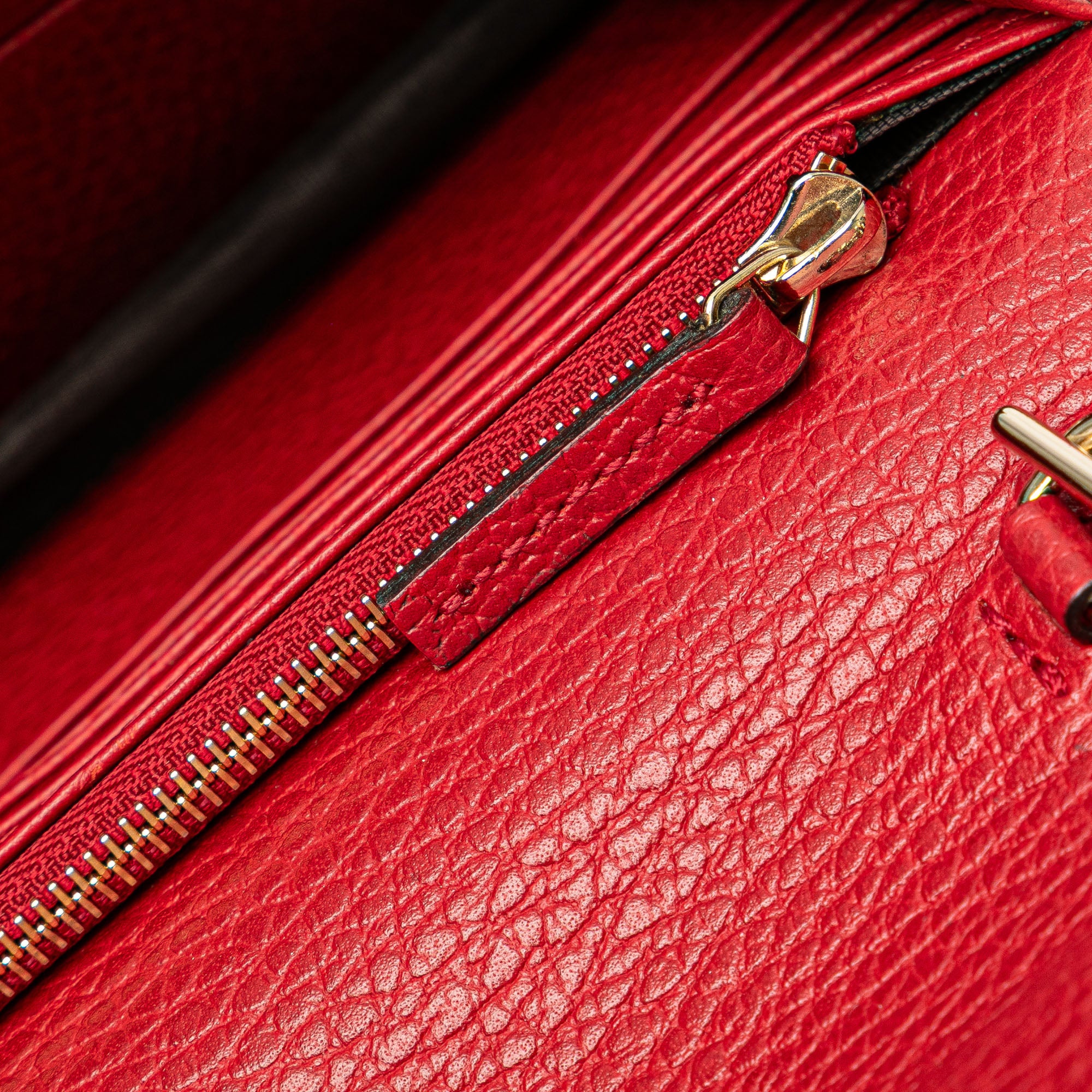 Gucci | Pre-Owned Leather Interlocking G Dollar Wallet on Chain | Red