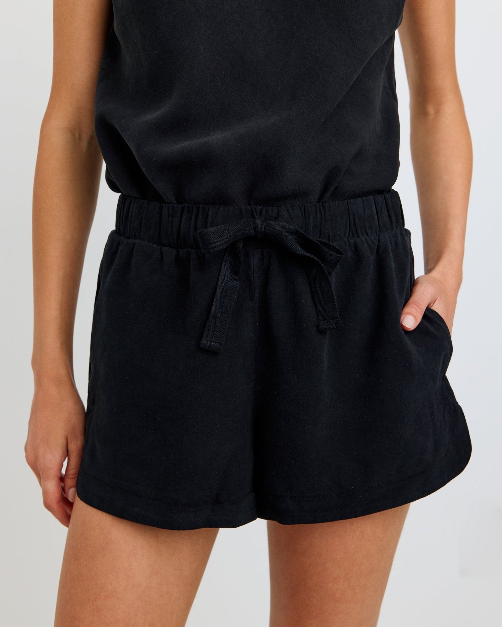 Flowy Dolphin Short | Vintage Black