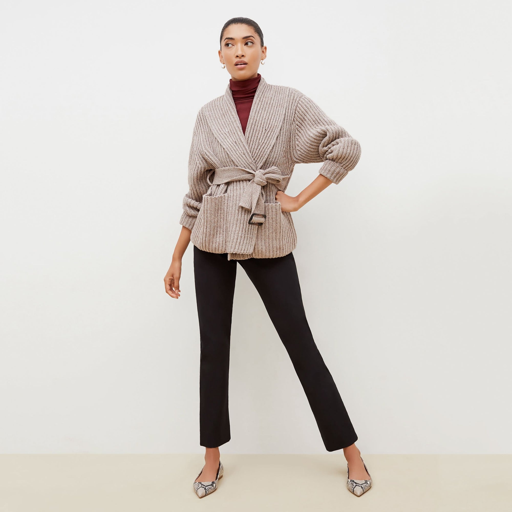 Front image of a woman standing wearing the Hockley pant easy cotton in Black | Exclude