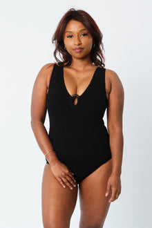 UNE PIECE-Crinkle Cut V-Neck One Piece with Ring BLACK